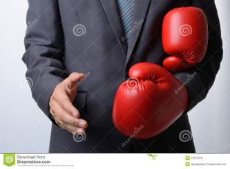 l-homme-d-affaires-enlèvent-des-gants-de-boxe-pour-offrir-une-poignée-de-main-sur-b-blanc-47975378